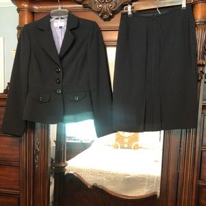 Tahari women’s business suit  Size 2